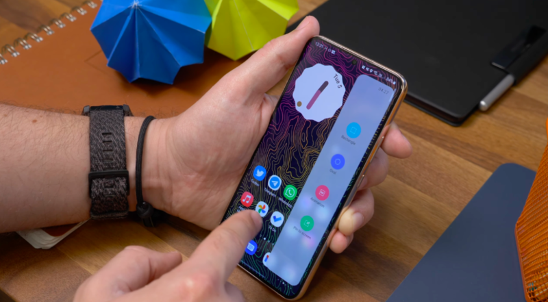 Bảng ở cạnh (Edge Panels) là tính năng hữu ích trên điện thoại Samsung cho phép cài đặt nút khóa màn hình