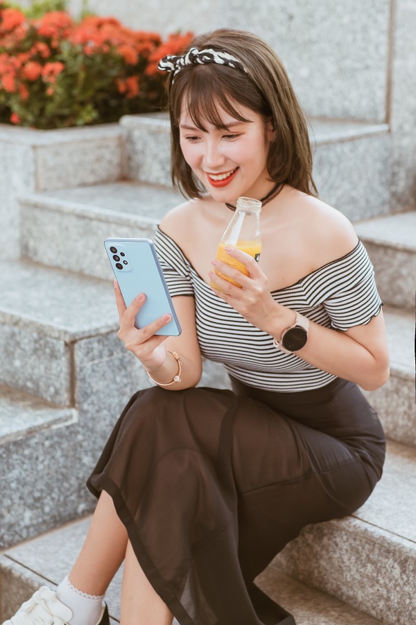 Với IP67, thiết bị vẫn an toàn nếu bạn lỡ làm rơi hồ bơi, vũng nước hay đổ cốc nước vào