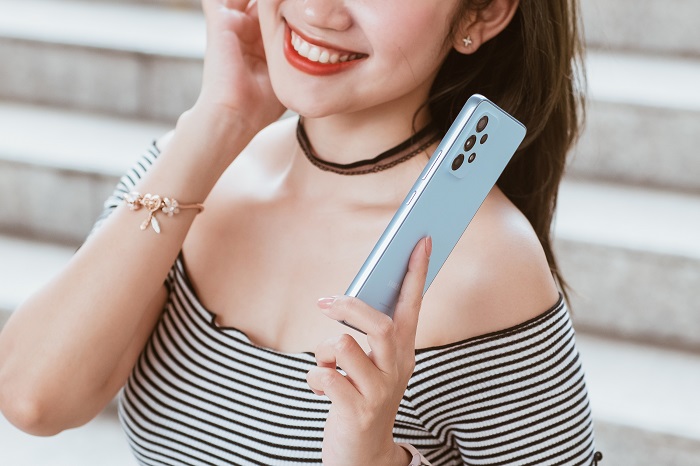 Với IP67, thiết bị vẫn an toàn nếu bạn lỡ làm rơi hồ bơi, vũng nước hay đổ cốc nước vào