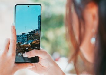 Với Galaxy A73 5G, trở thành game thủ dễ dàng hơn khi chiến mượt mọi tựa game mà còn thao tác mượt mà