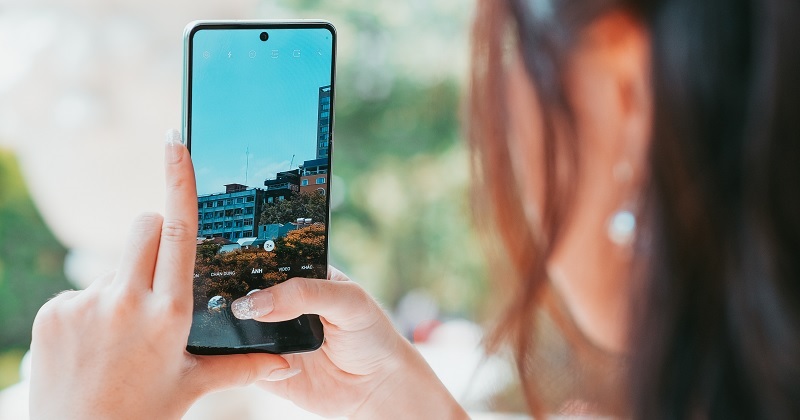 Với Galaxy A73 5G, trở thành game thủ dễ dàng hơn khi chiến mượt mọi tựa game mà còn thao tác mượt mà