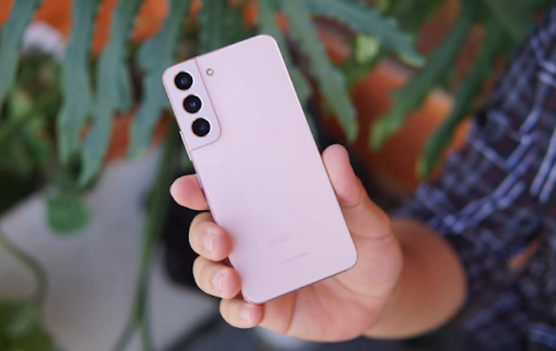 Mặt lưng của Galaxy S22 được phủ nhám giúp hạn chế tình trạng bám vân tay và mồ hôi