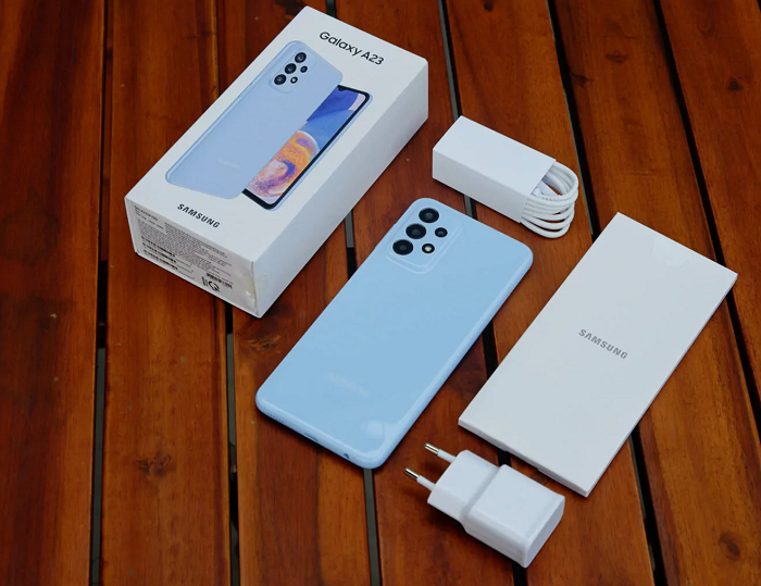 Galaxy A23 vẫn được trang bị đầy đủ phụ kiện trong hộp đựng