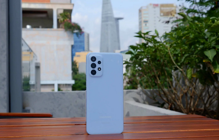 Galaxy A23 hoàn toàn khác biệt so với dòng Galaxy A22 Series, nhất là ở mặt lưng