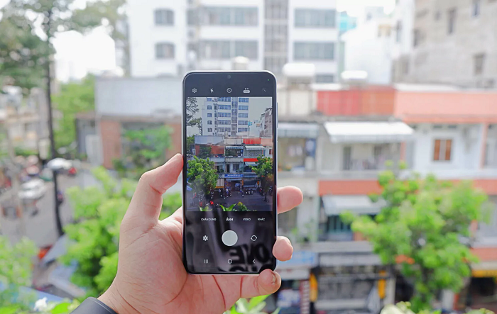 Máy còn được tích hợp công nghệ chống rung quang học OIS 