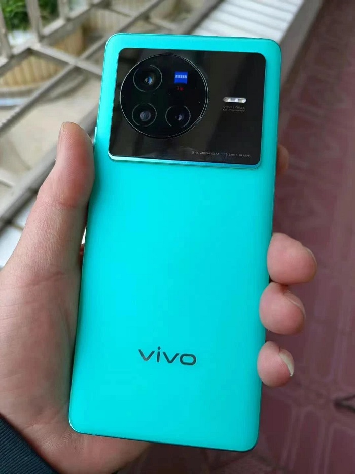 Kích thước vivo X80 Pro tương đương vivo X Note. Sử dụng 1 tay sẽ hơi khó khăn