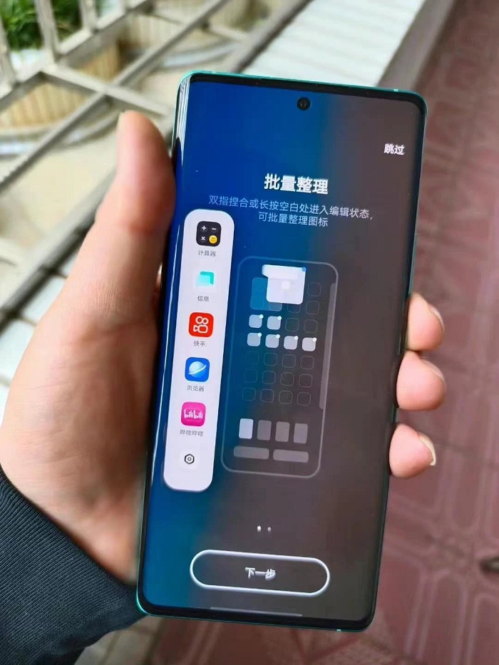 Vivo X80 kích thước nhỏ hơn giúp việc cầm nằm dễ dàng hơn