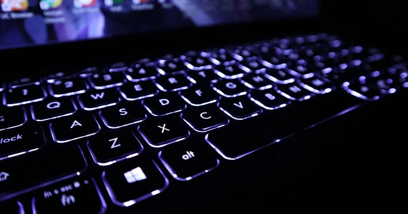Tổng hợp cách bật đèn bàn phím laptop các hãng máy tính phổ biến hiện nay