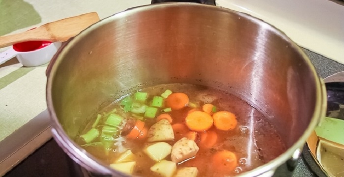 Cho khoai tây, cà rốt, hành tây,… vào nồi