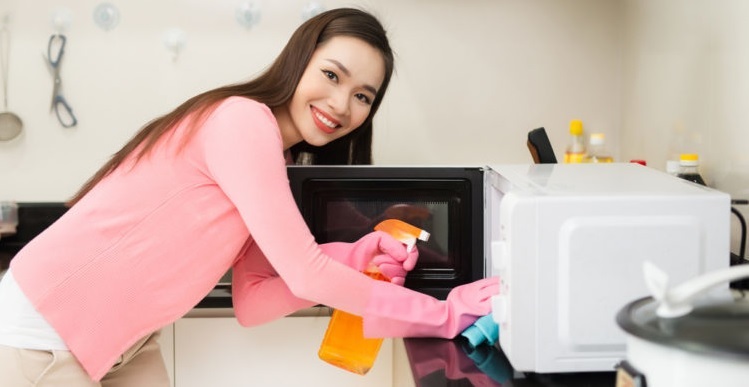 4 cách khử mùi lò vi sóng đơn giản, hiệu quả