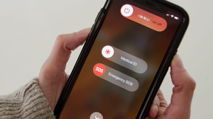 Tắt nguồn và khởi động lại iPhone để kích pin