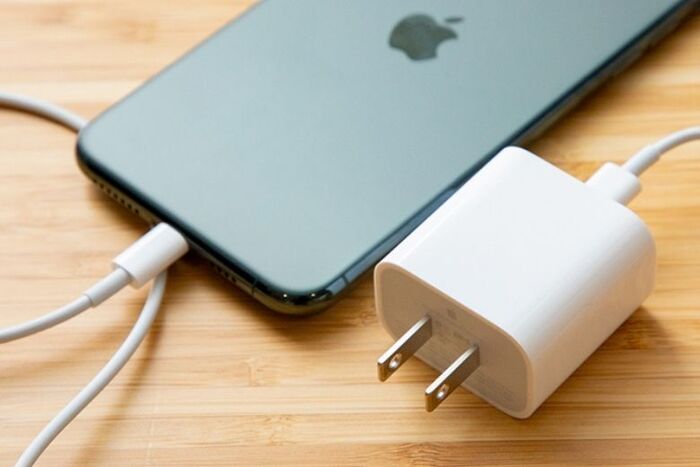 Sử dụng nguồn định ổn định để kích pin iPhone