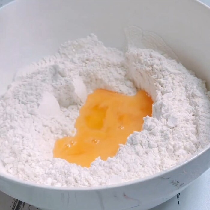 Trứng đánh tan trộn với hỗn hợp bột