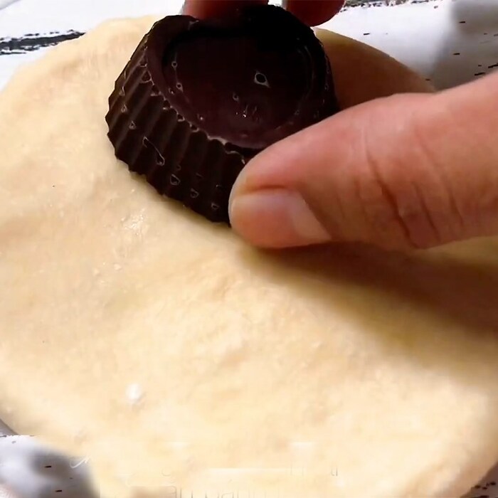 Đặt nhân socola và tạo hình bánh mì