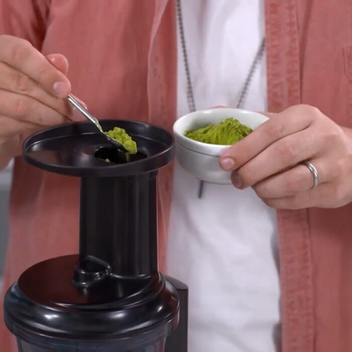 Cho các nguyên liệu vào máy