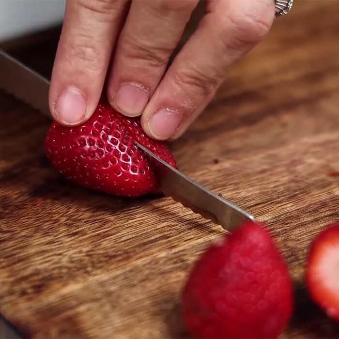 Dâu tây rửa sạch, bổ đôi