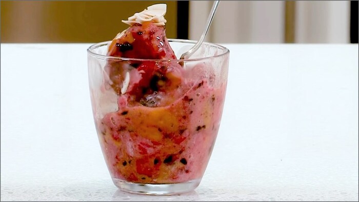 Cách làm món kem xoài dâu việt quất lạ miệng