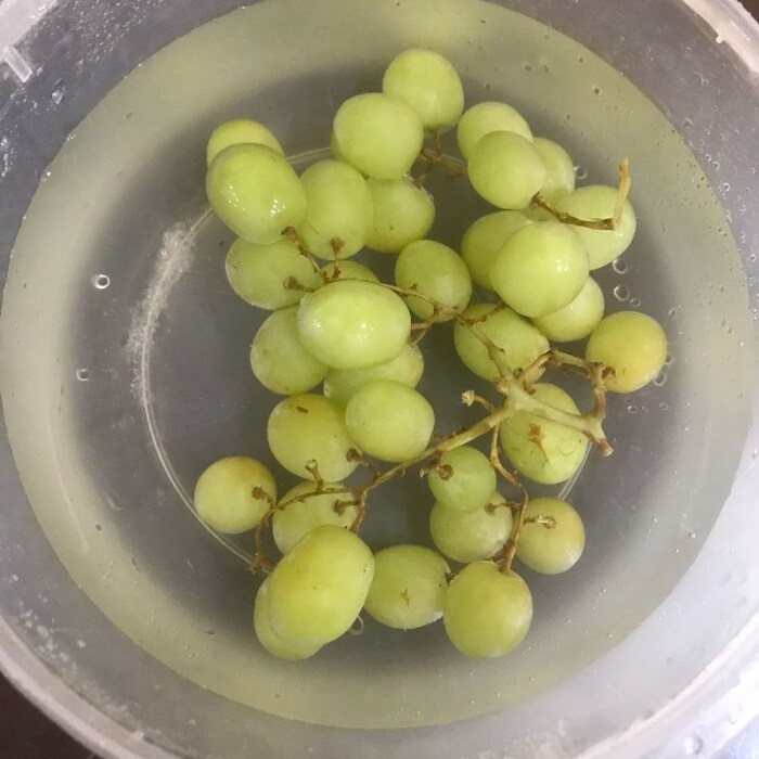 Sơ chế ngâm sạch nho