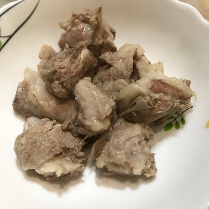 Sườn sau khi đun sôi, khử mùi