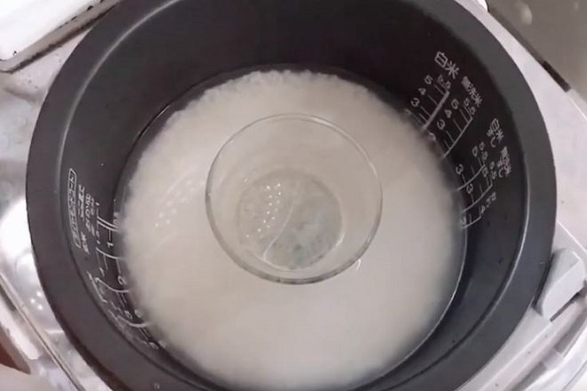 Cho bát cháo của bé vào nồi cơm điện và nấu cùng với cơm