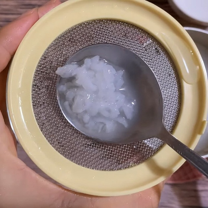Cháo chín, bạn rây nhuyễn cho bé