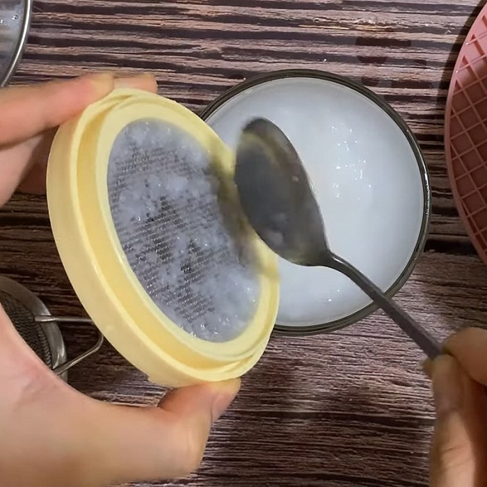 Những ngày đầu khi bé mới tập ăn dặm, mẹ chỉ nên cho bé ăn ít