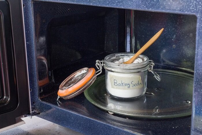 Baking soda nguyên liệu để vệ sinh sạch lò vi sóng