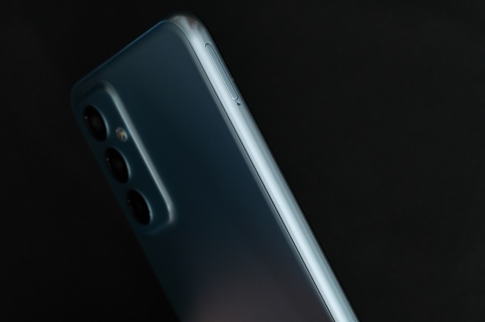 Cạnh trái được bố trí khay cắm thẻ SIM