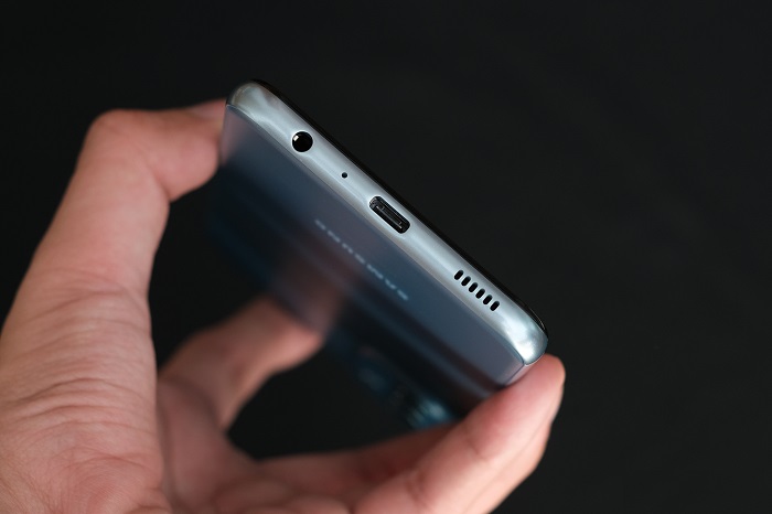 Cạnh đáy được bố trí loa ngoài, cổng sạc và mic thoại