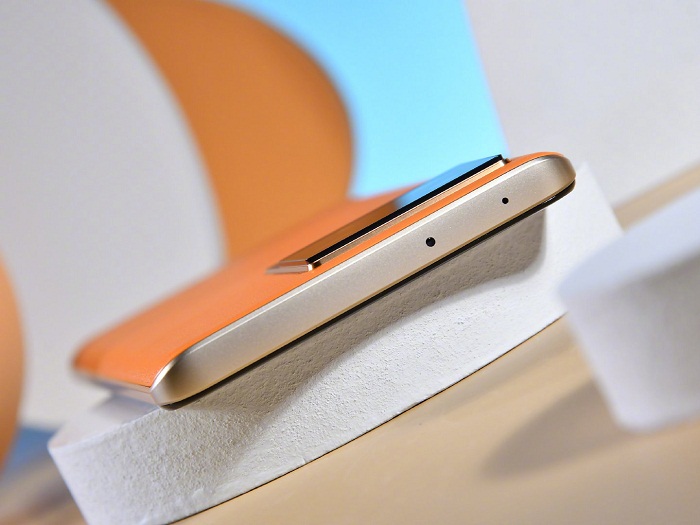 Cạnh trên của iQOO Neo6