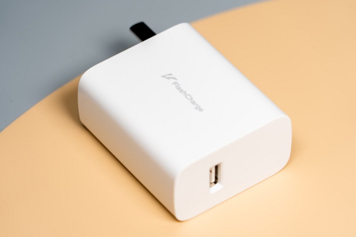 Máy cũng hỗ trợ sạc siêu nhanh 80W FlashCharge