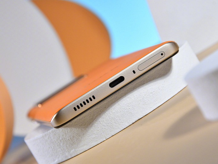 Cạnh dưới của iQOO Neo6