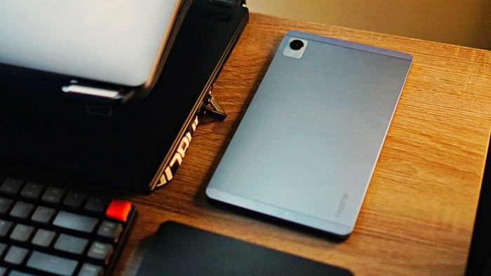 Phần mặt lưng máy có một phần viền trên tách thân máy ra thành hai phần