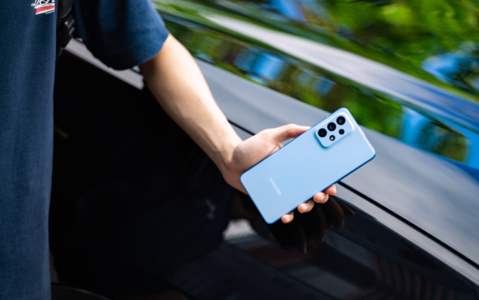 Máy có phần góc cạnh khá vuông vức