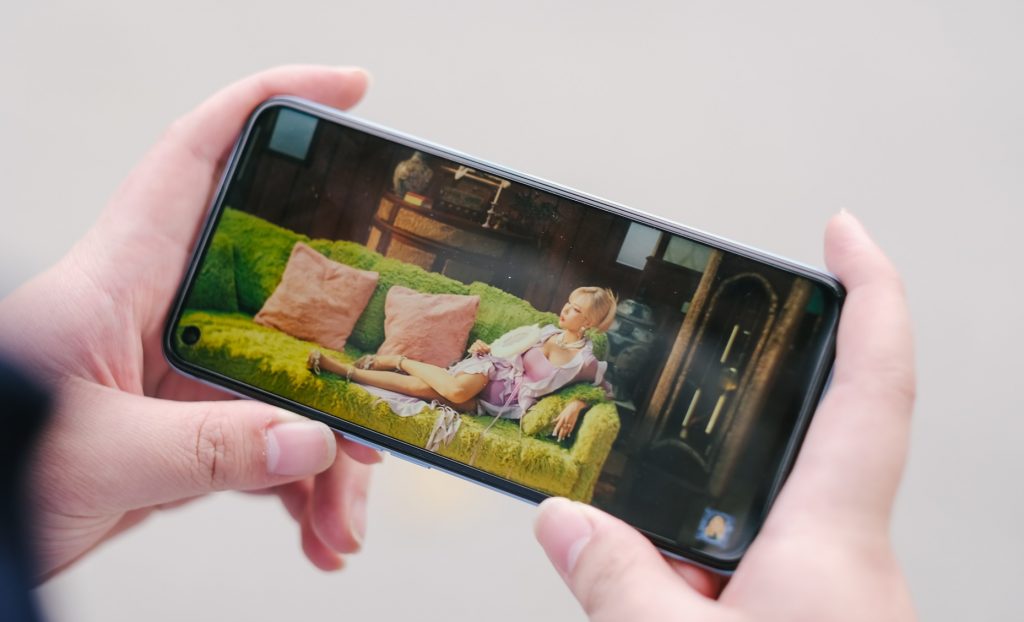 Viền bezel trên mặt trước vẫn còn hơi dày