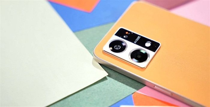 Mặt lưng của OPPO F21 Pro còn nổi bật với cụm camera hình chữ nhật với 2 ống kính khá lớn