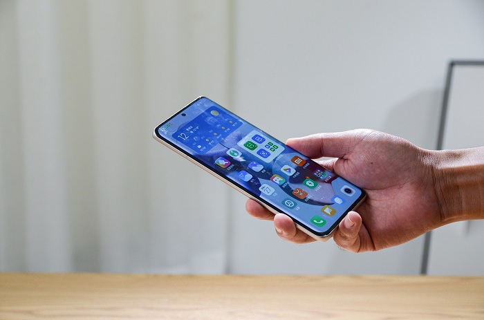 Xiaomi 12 Pro có thiết kế tương đồng Xiaomi Mi 11 5G song vẫn sở hữu những nét riêng