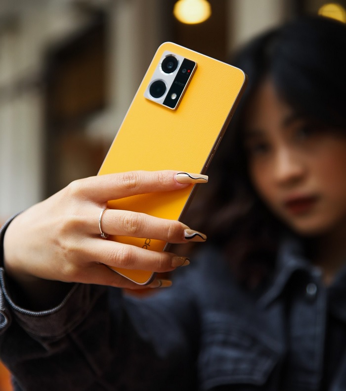 OPPO Reno7 cầm nắm vô cùng thoải mái