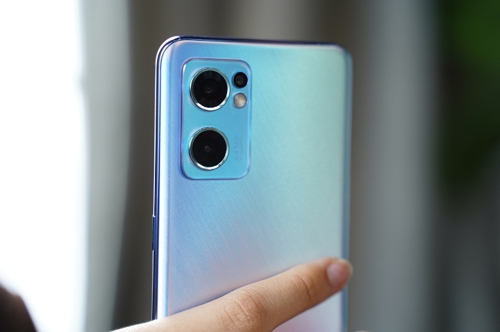 Cụm camera sau có viền sáng kép