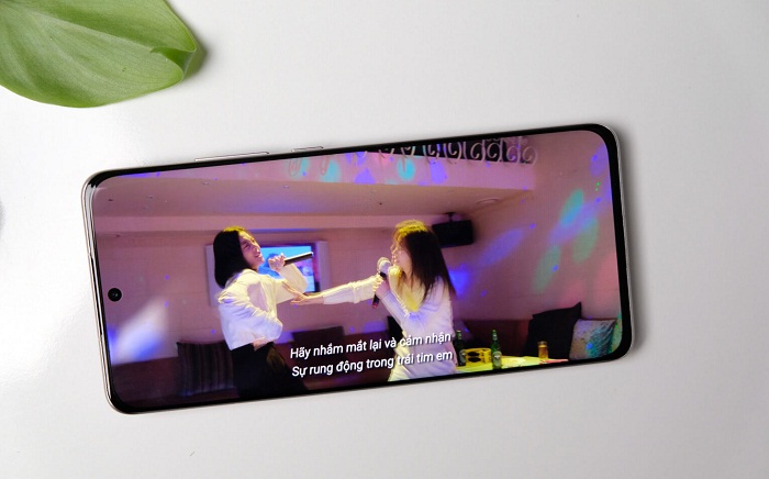 Xiaomi 12 sở hữu màn hình rất đẹp mắt, khả năng hiển thị tuyệt vời