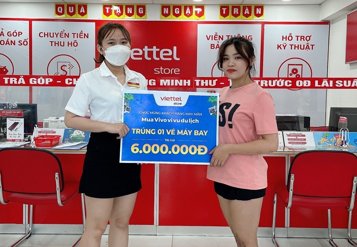Khách hàng Trần Thị Thuỷ nhận giải tại siêu thị Viettel Store BDG31 đợt 2