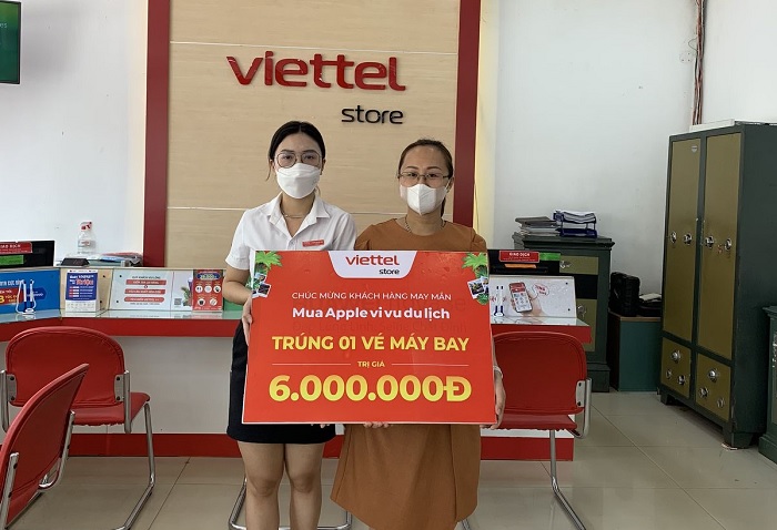 Khách hàng Ngô thị Hà Thư nhận giải tại siêu thị Viettel Store DLK21đợt 3