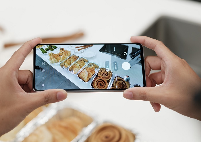 Cụm camera này còn hỗ trợ chống rung OIS và VDIS giúp tạo ra những video chuyên nghiệp, xuất sắc