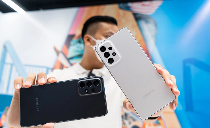 Galaxy A73 5G có thiết kế khá hiện đại và hấp dẫn nhờ sở hữu màn hình đục lỗ bắt mắt