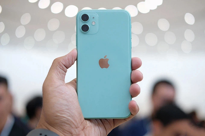 iPhone 11 sử dụng thiết kế màn hình “tai thỏ” có phần lỗi thời hơn