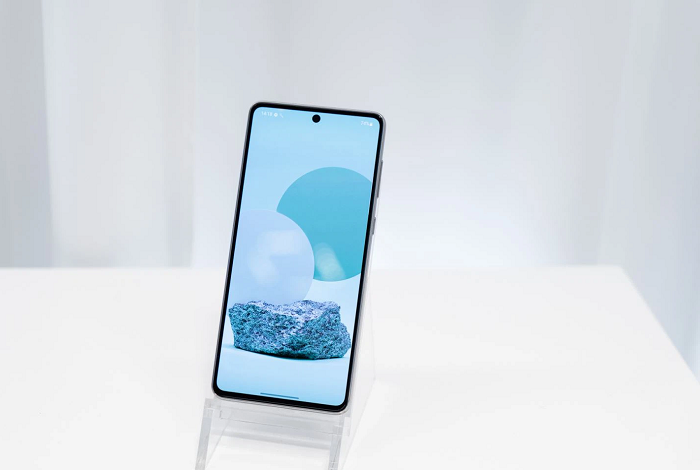 Galaxy A73 5G cho khả năng hiển thị màu sắc phong phú, rực rỡ và có phần nịnh mắt hơn