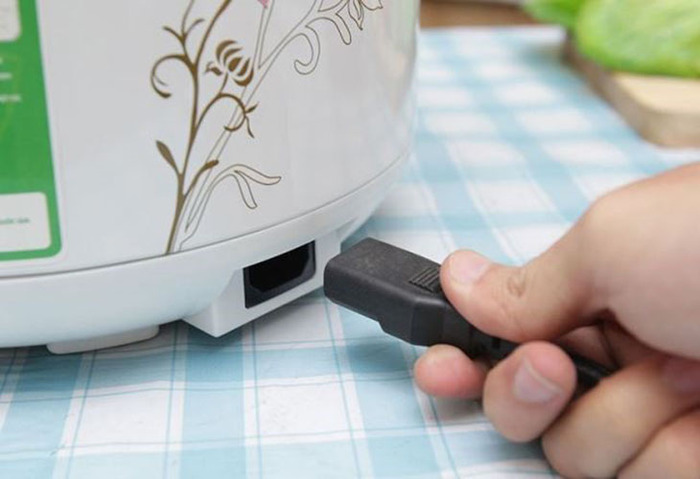 Phích cắm lỏng là nguyên nhân khiến nồi cơm điện không vào điện