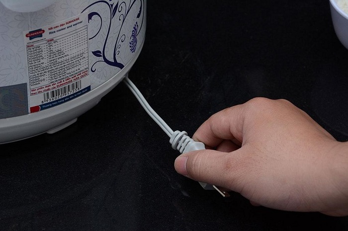 Dây cắm nồi cơm điện bị hỏng