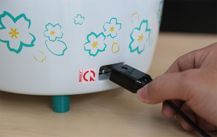 Kiểm tra phích cắm điện xem đã cắm chặt hay chưa