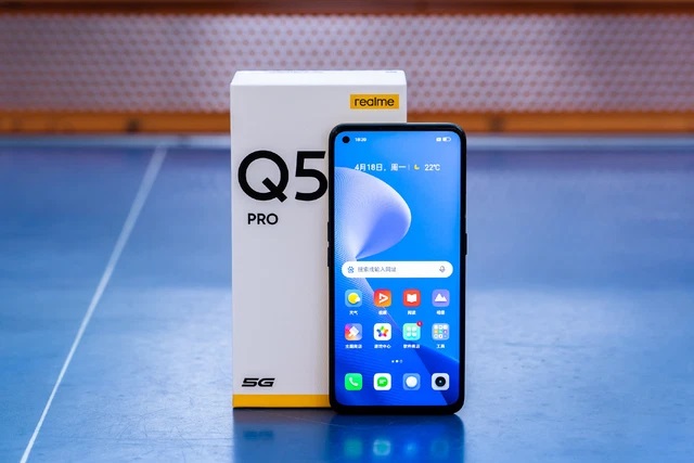 Realme Q5 và hộp đựng